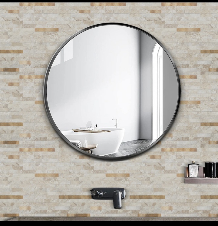Mosaico de piedra y cobre instalado detrás de un espejo de baño