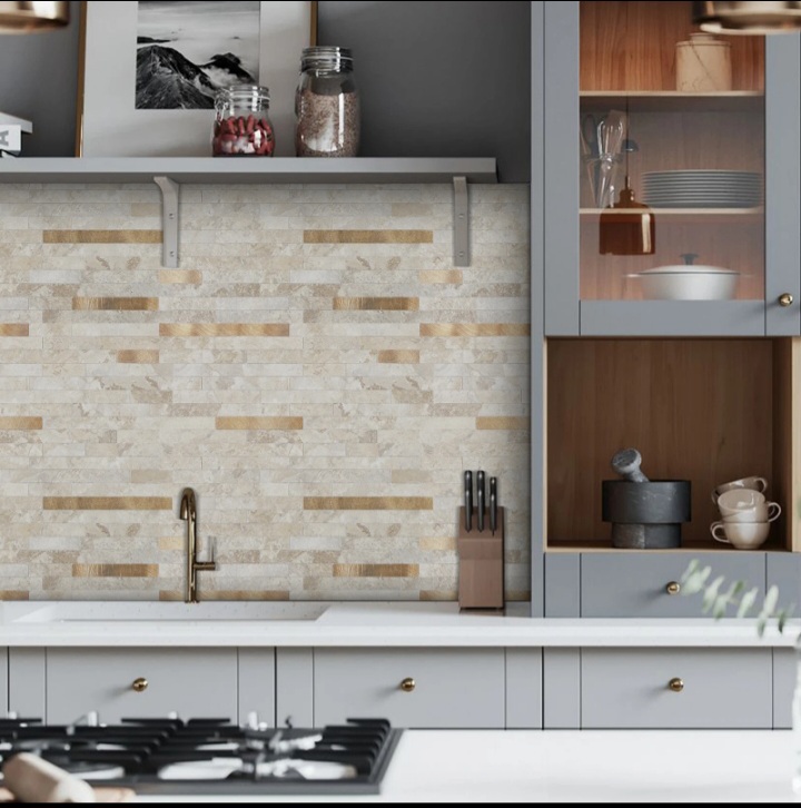 Mosaico de piedra y cobre instalado como respaldo de cocina